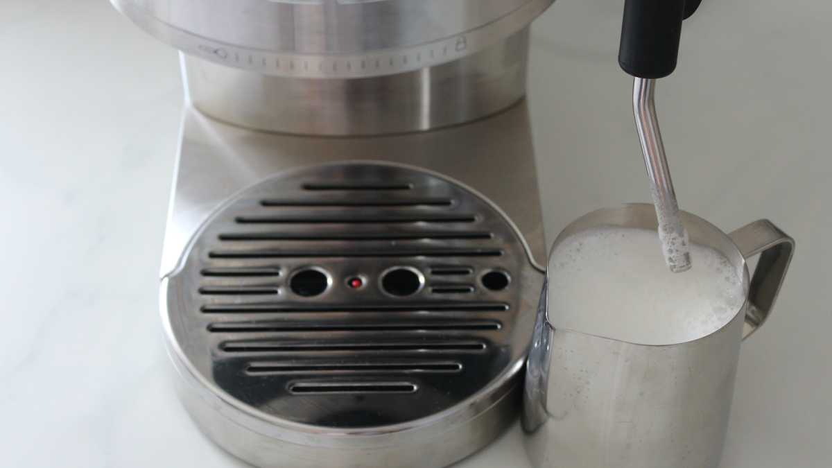 Melkstaaf op de KitchenAid espressomachine voor het opschuimen van melk