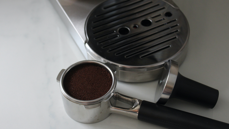 De chroom en zwarte portafilter die bij de KitchenAid espressomachine wordt geleverd