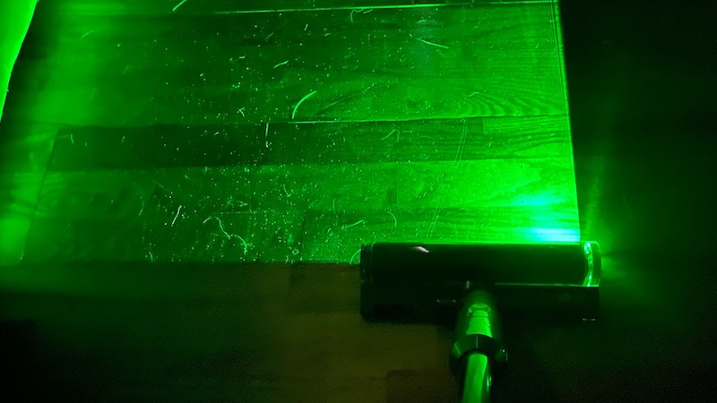 De groene laser van de V12 verlicht stof en haar 