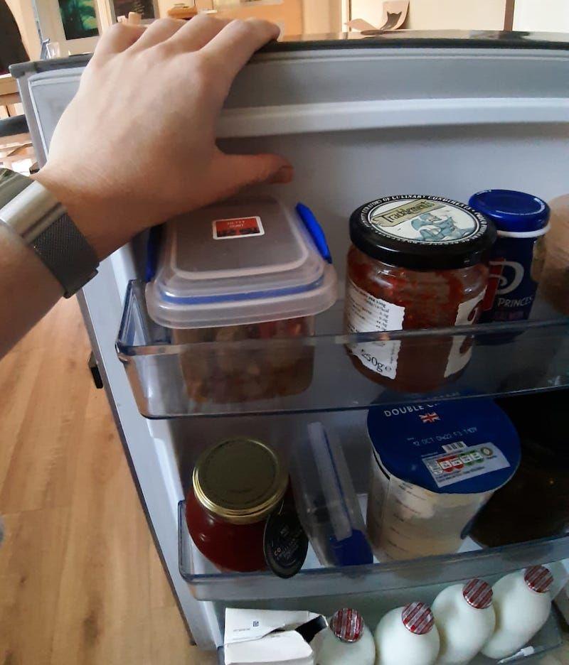 Hisense deurrek met specerijen dicht bij de bovenkant van de koelkast