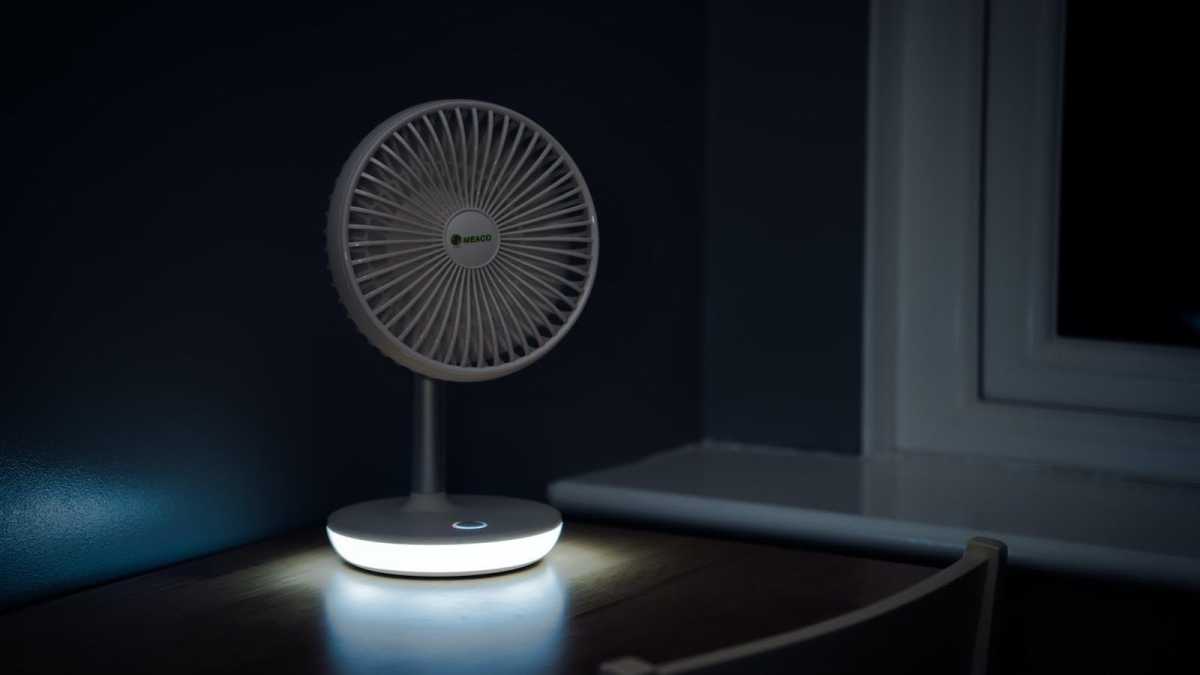 Meaco bureau ventilator in een donkere kamer, toont zijn nachtlamp functie