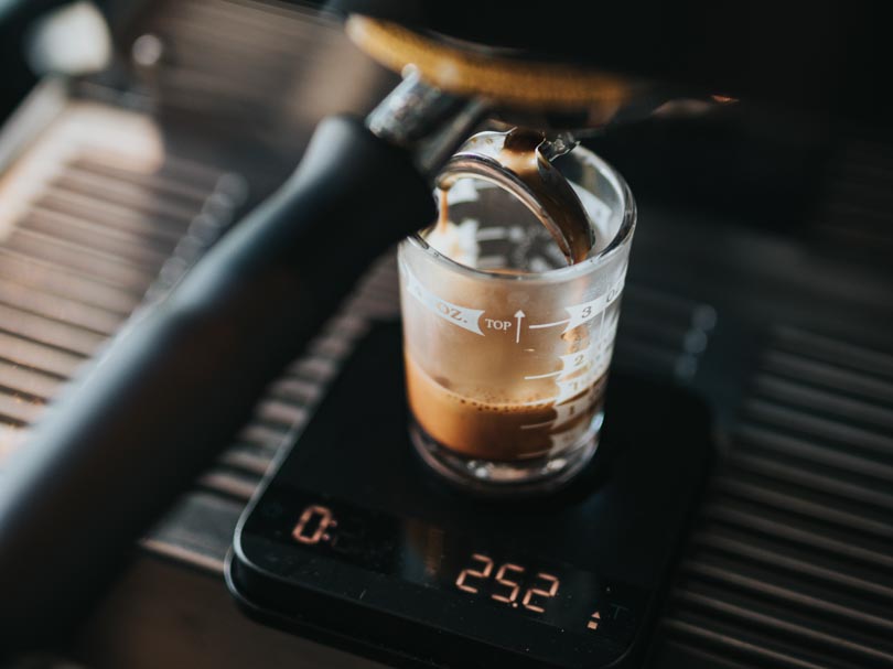 Hoeveel gram espresso weegt tijdens het zetten?