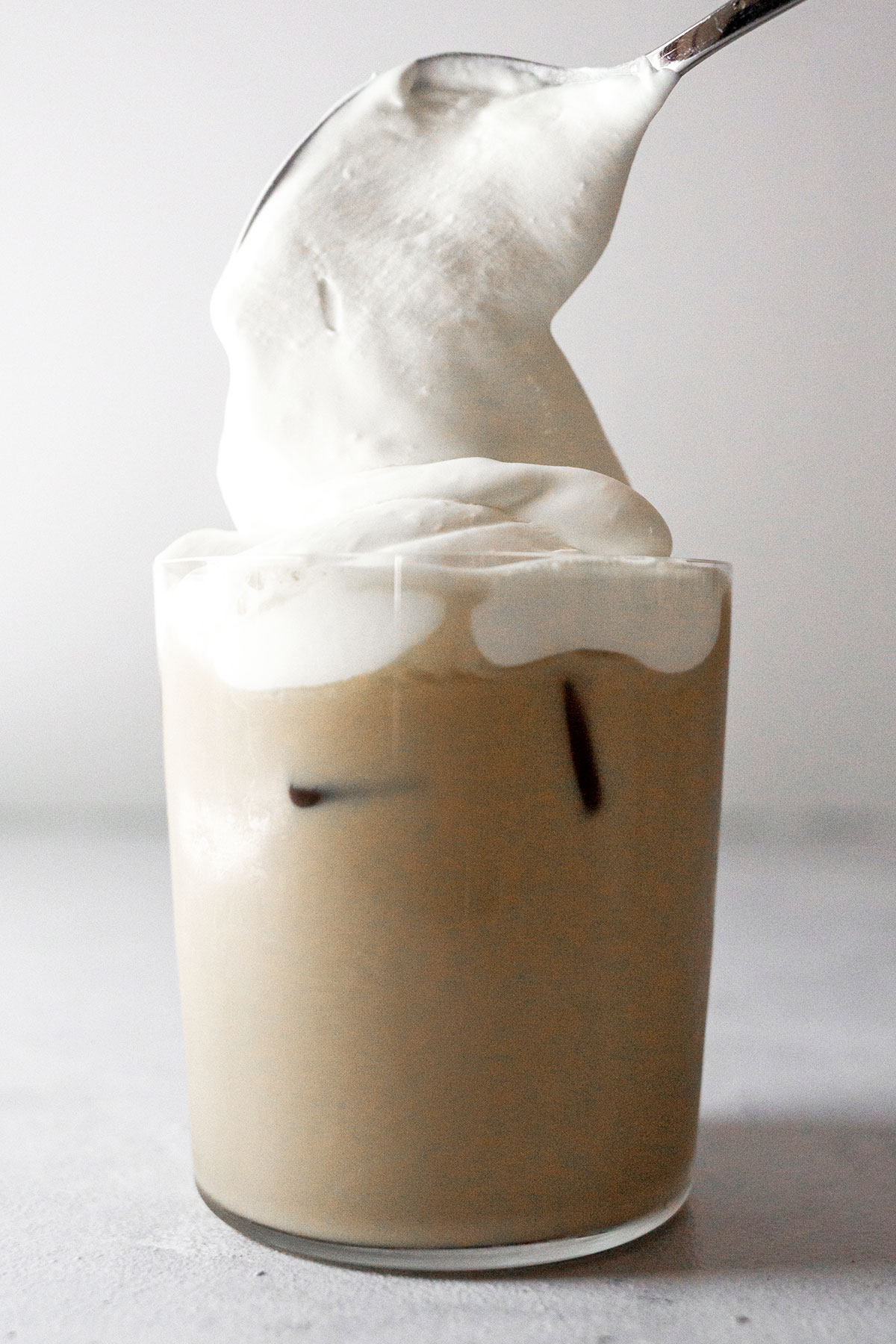 Schep op roomtopping op ijs vanille latte.