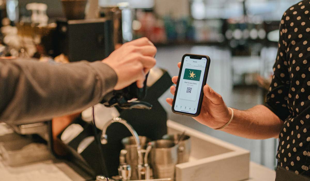 Het scannen van een Starbucks-beloningsaccount op een iPhone.