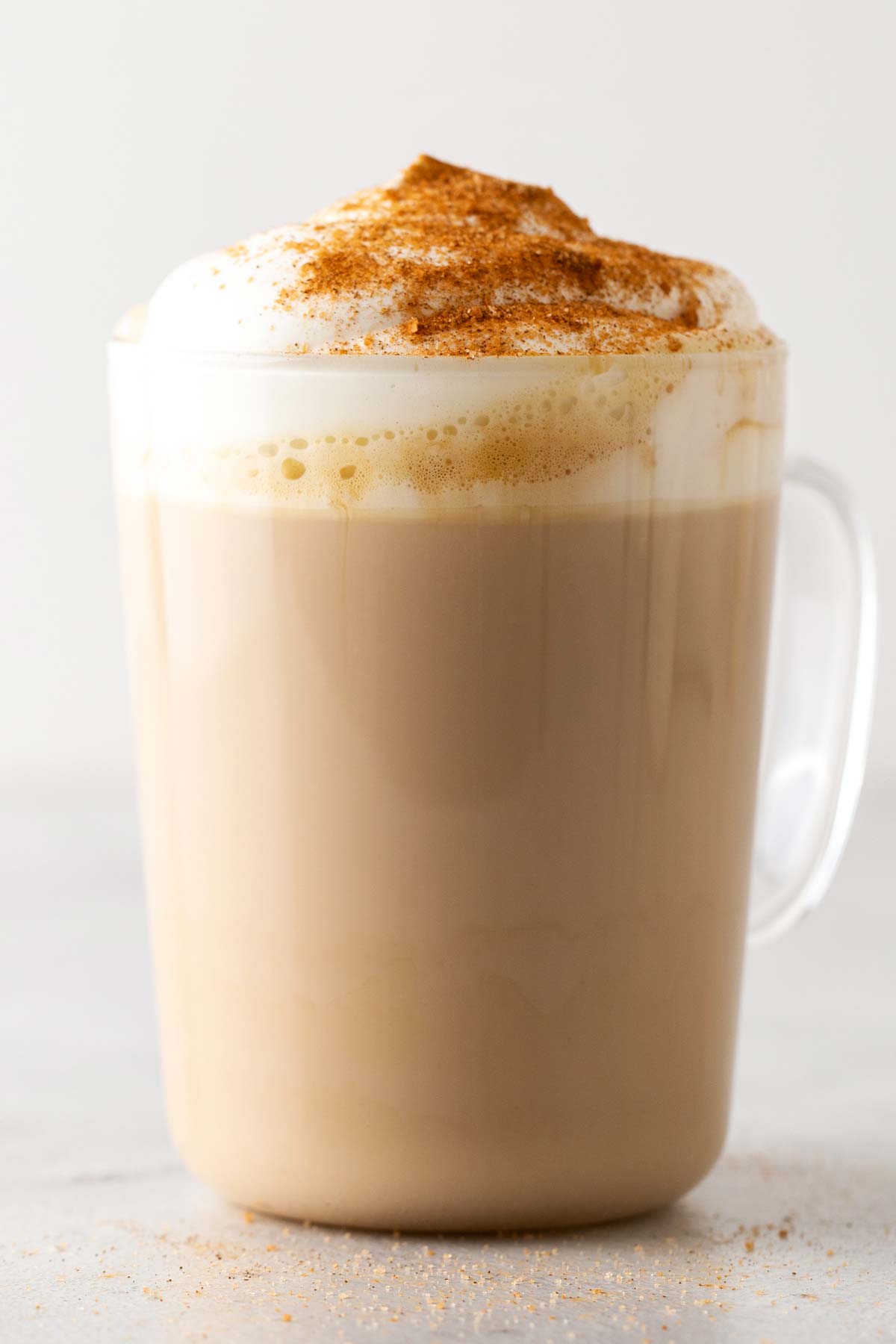 Starbucks Cinnamon Dolce Latte copycat drankje in een glazen mok.