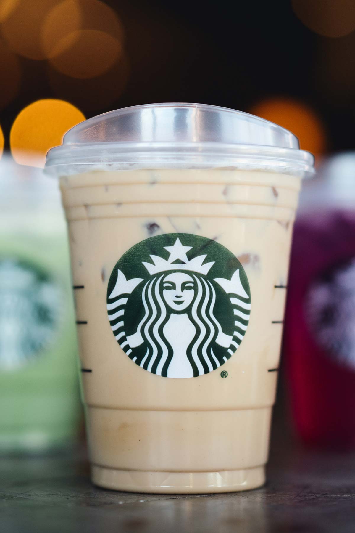 Starbucks drinkt in een doorzichtige plastic beker.