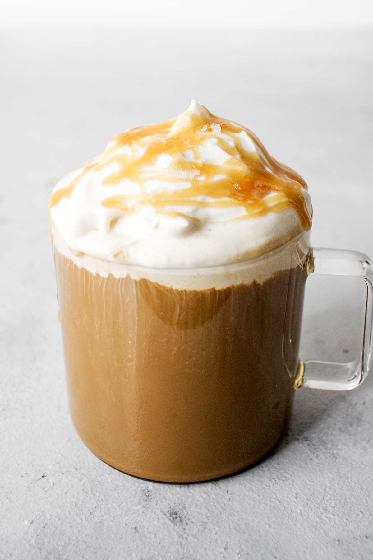 Gezouten karamel latte in een glazen mok.