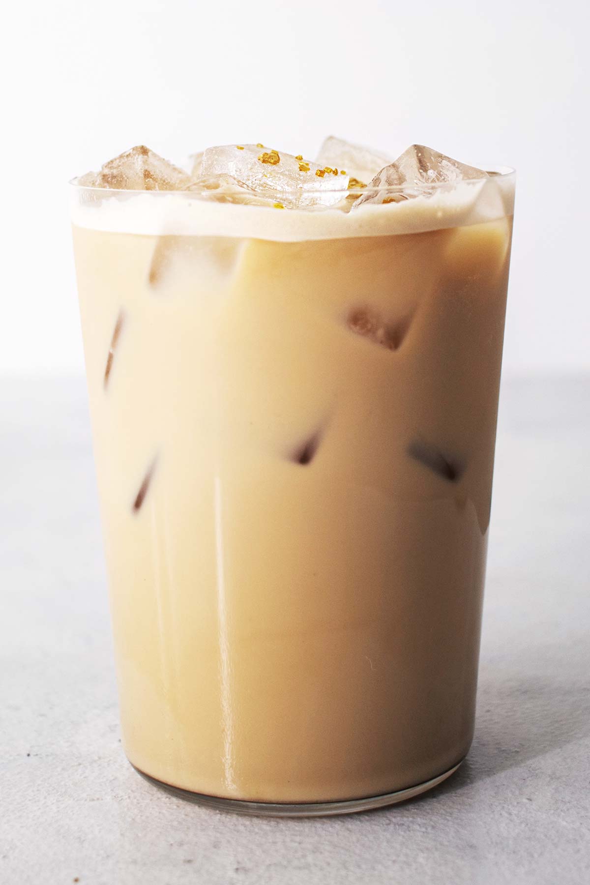 Starbucks Iced Honey Oatmilk Latte copycat drankje in een glazen beker.