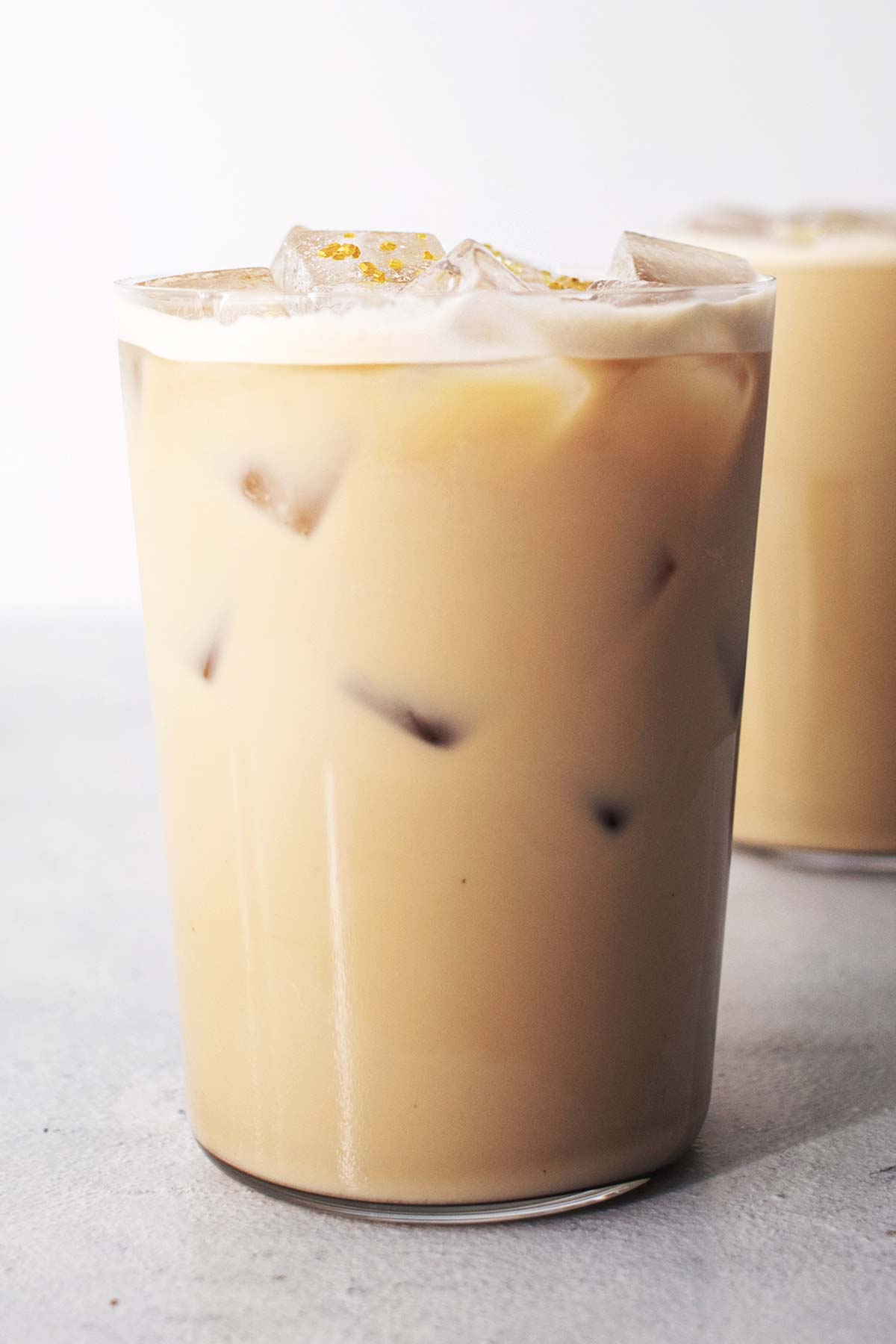 Zelfgemaakte Starbucks Iced Honey Oatmilk Latte drankjes.