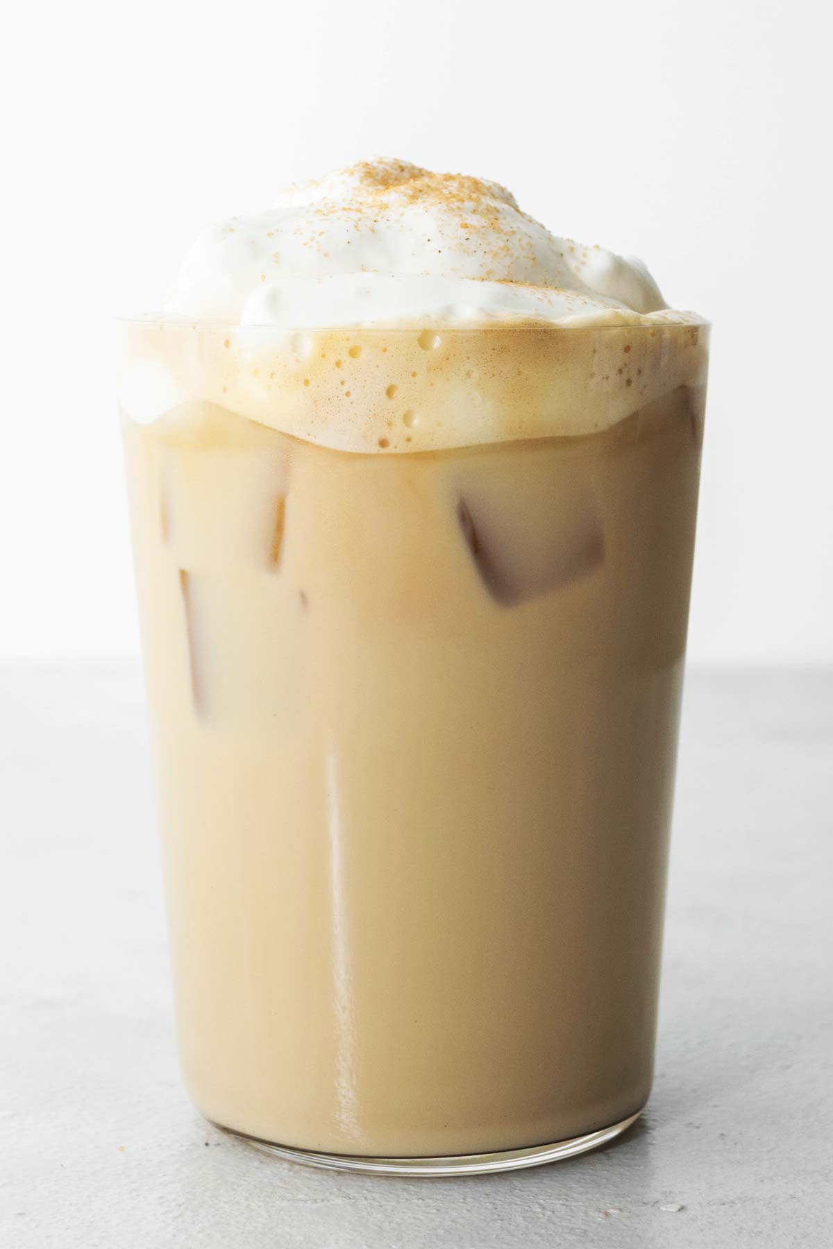 Starbucks Iced Cinnamon Dolce Latte copycat drankje in een kopje met slagroom.