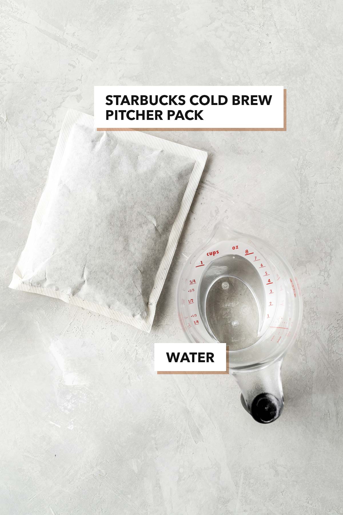 Cold brew koffiekannenpakket en water.