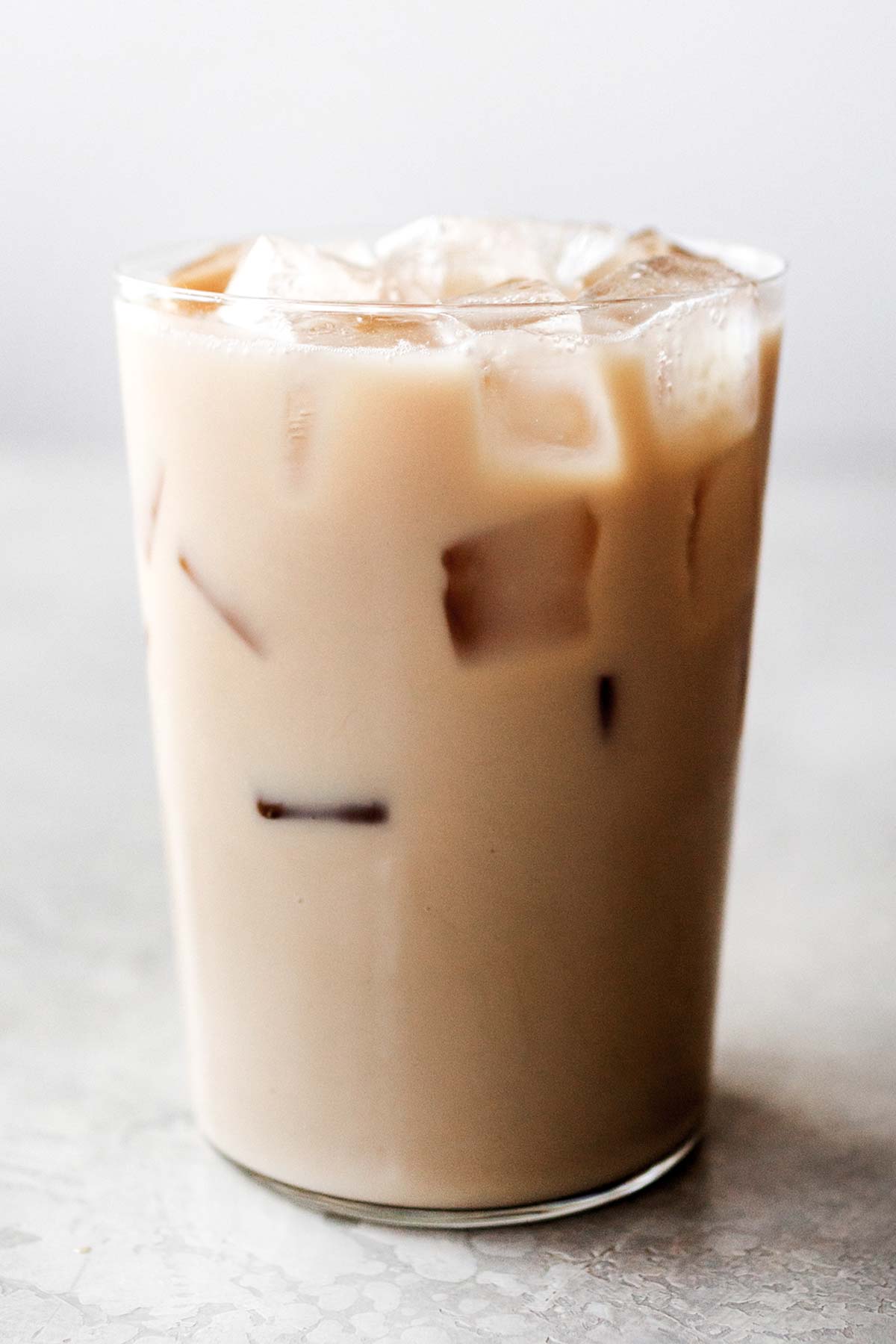 Starbucks Iced Chai Tea Latte copycat drankje in een kopje.