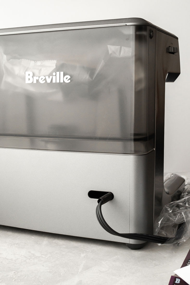 Het opzetten van een nieuwe Breville Barista Express espressomachine.