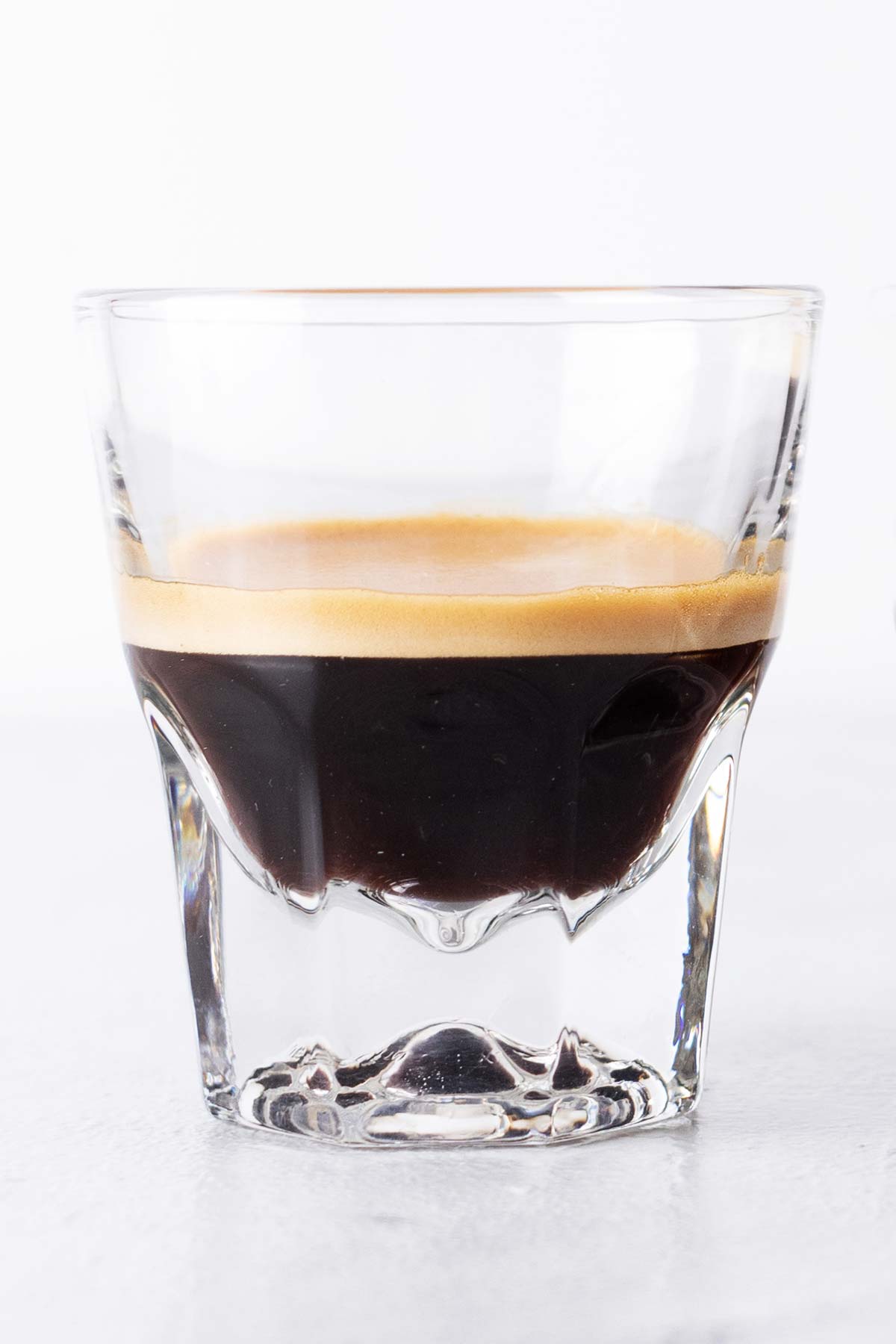 Klein glas espresso met crema.