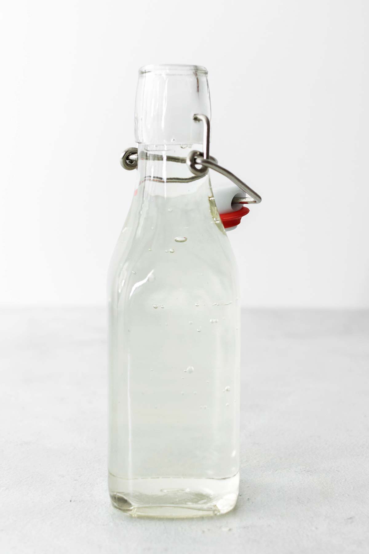 Eenvoudige siroop in een glazen fles.
