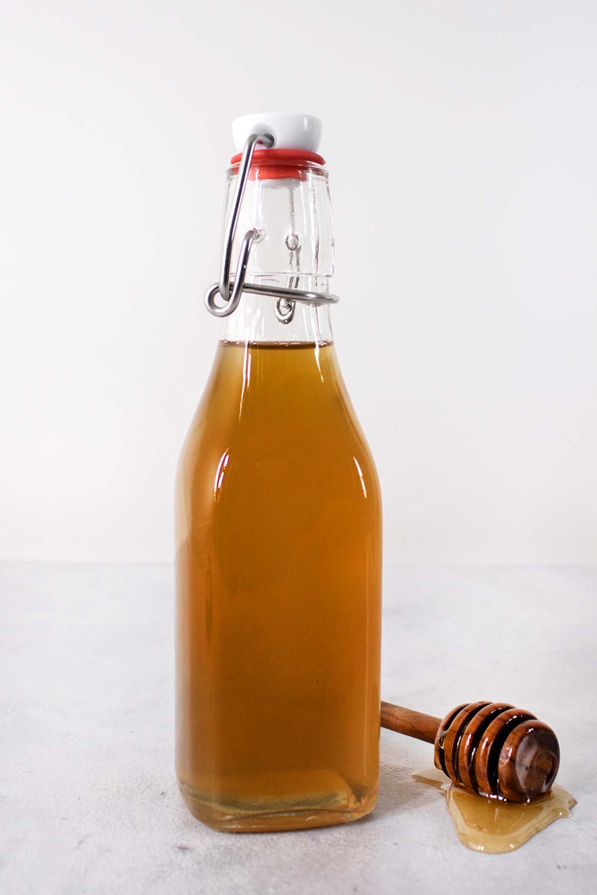 Honingsiroop in een glazen fles.