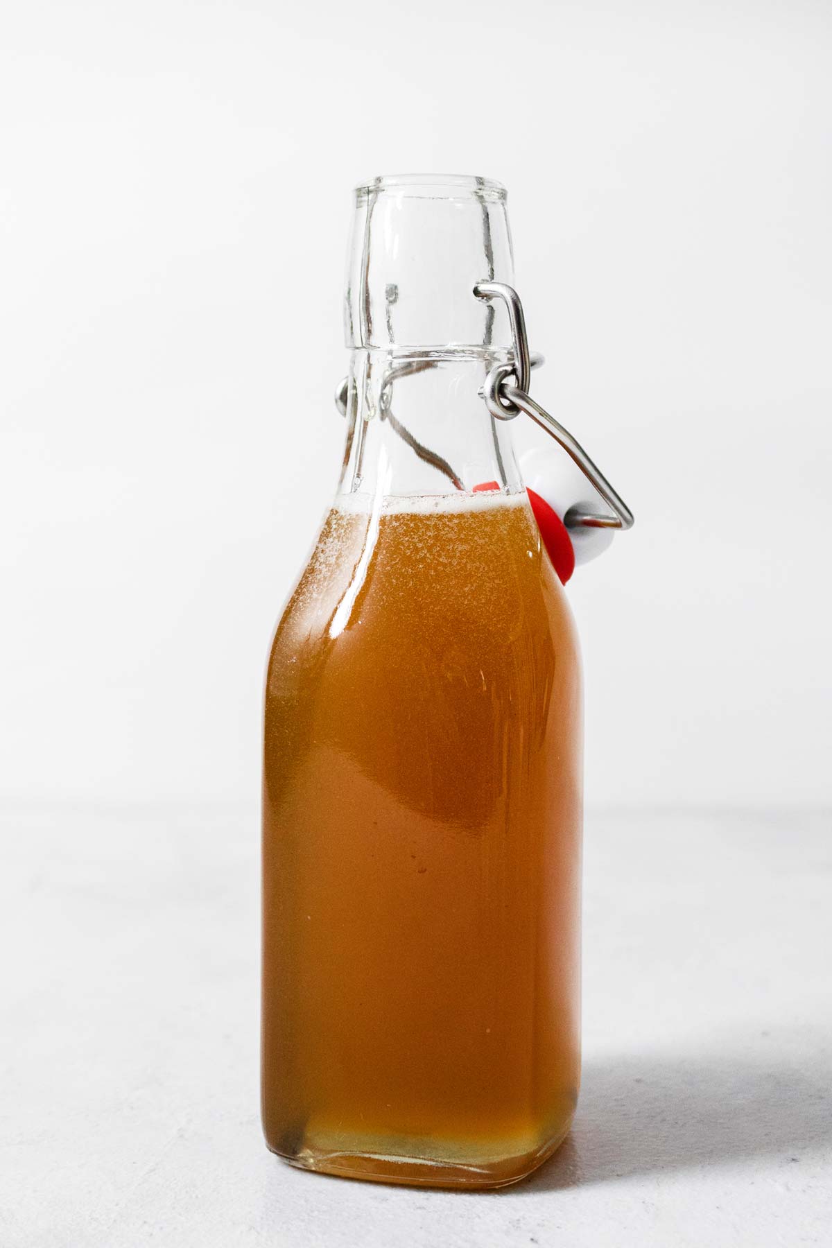 Honingsiroop in een glazen fles.