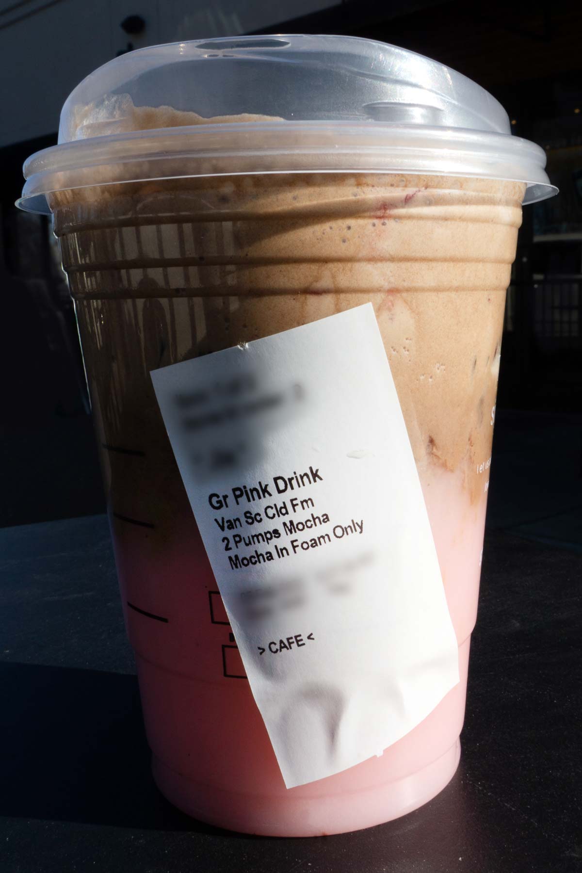 Starbucks Pink Drink in een beker met een deksel en ingrediënten op het etiket.