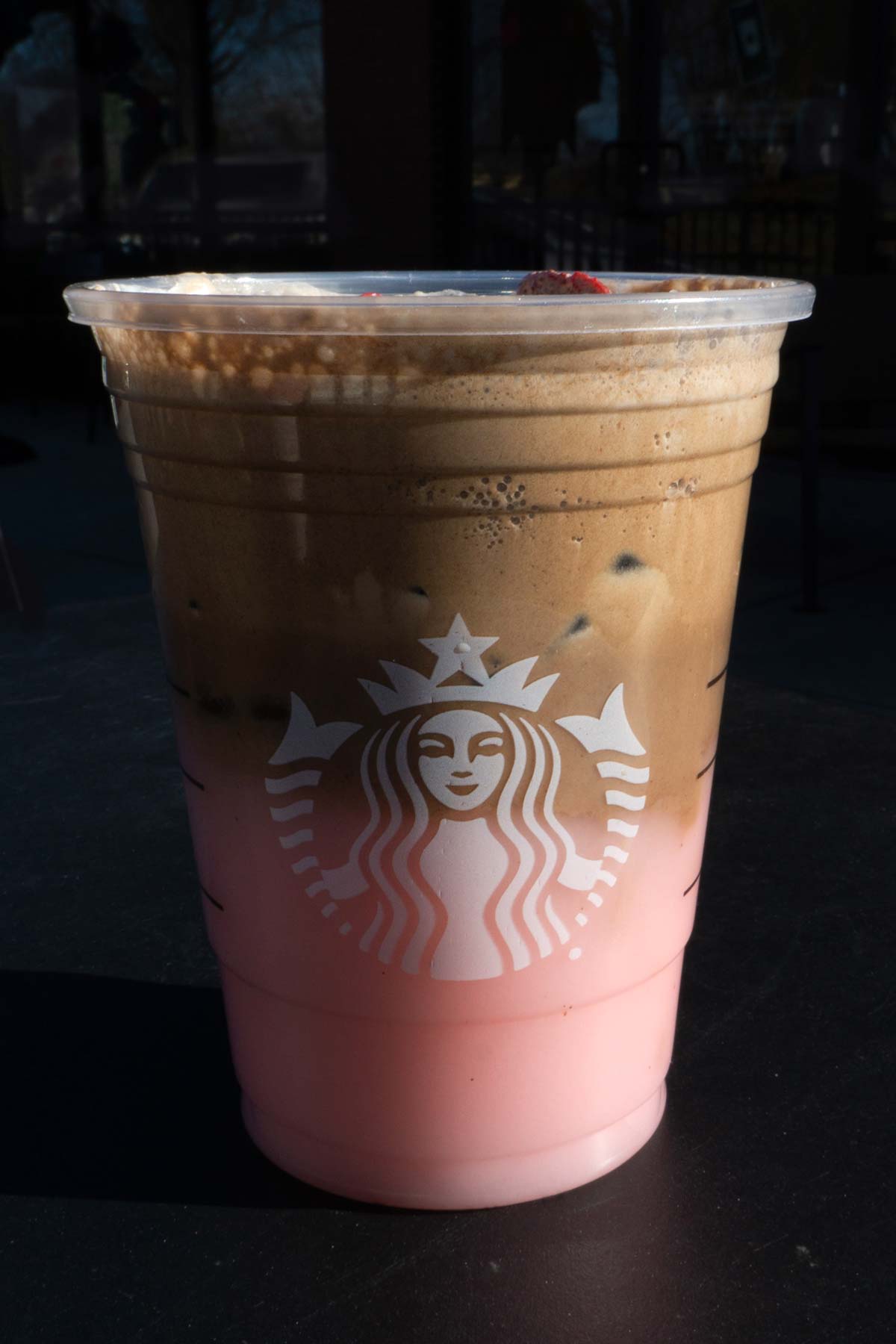 Grote beker Starbucks gelaagde Pink Drink met chocolade koudschuim en gedroogde aardbeien in een kopje.