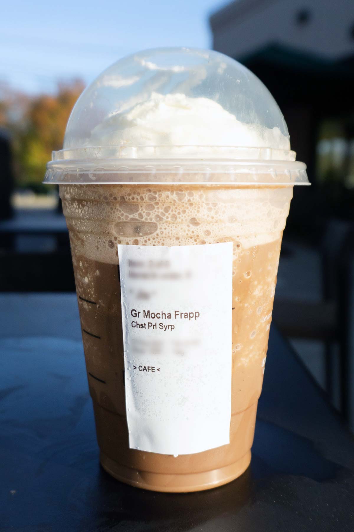 Cocoa Puffs Frappuccino lijst met ingrediënten op de zijkant van Starbucks cup.