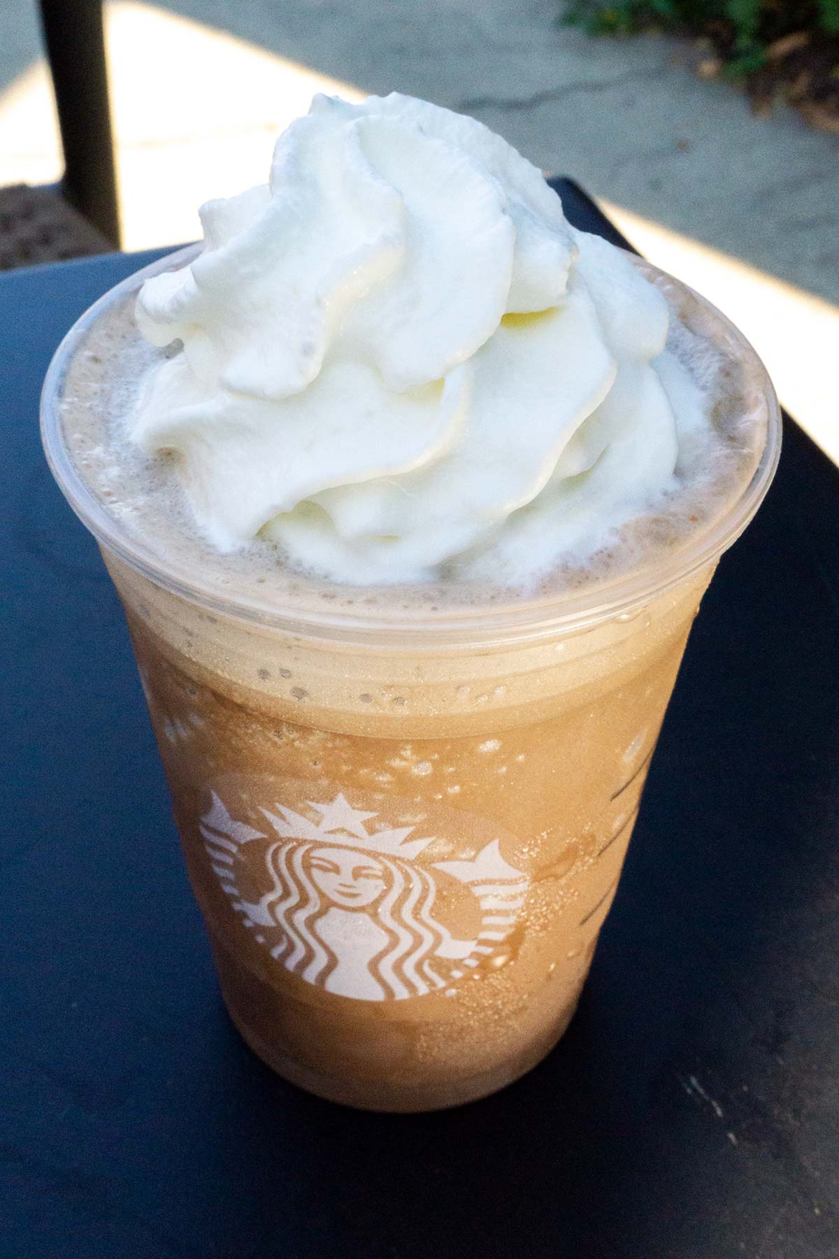 Cocoa Puffs Frappuccino in een grande Starbucks cup zonder deksel.