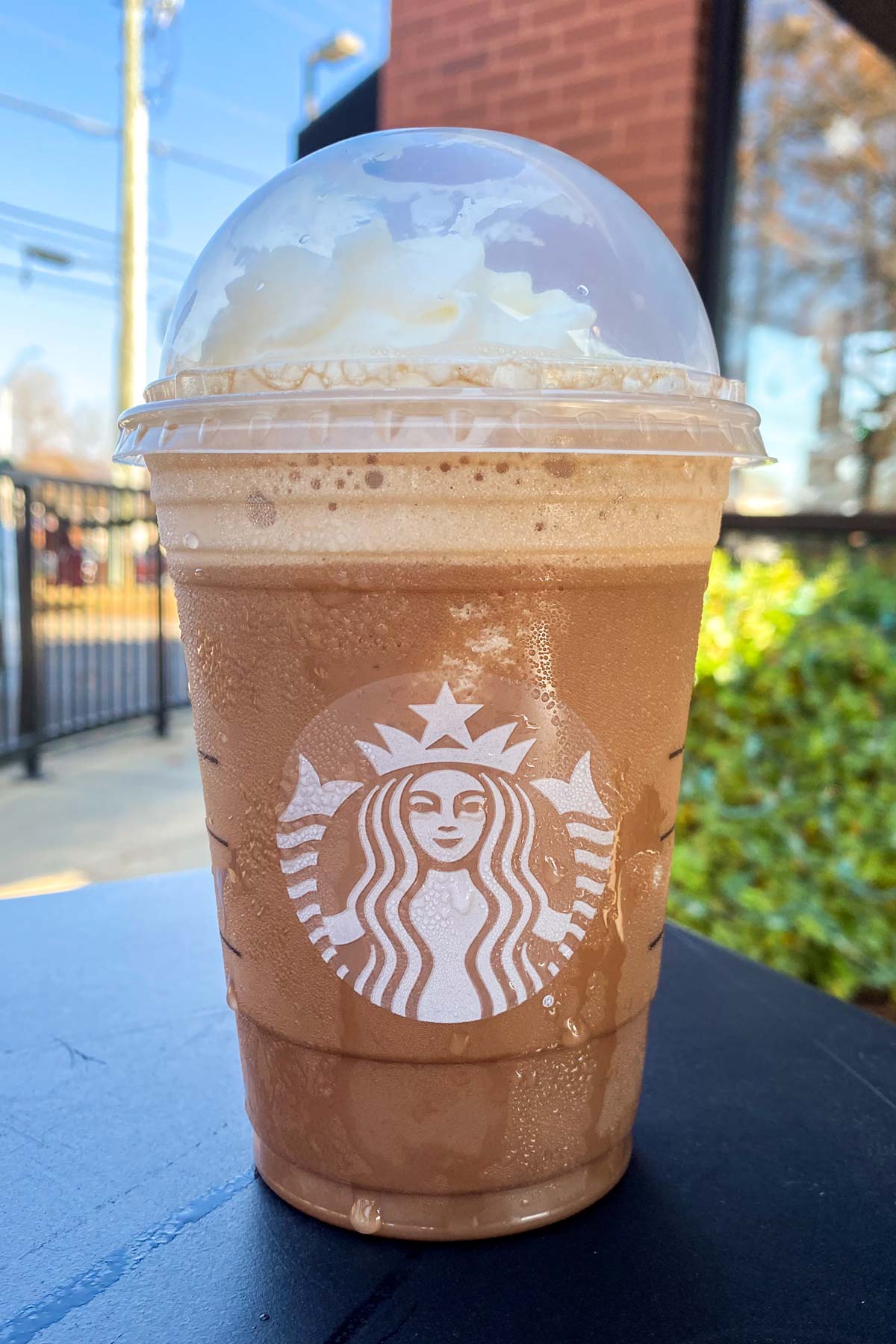 Cocoa Puffs Frappuccino in een grande Starbucks cup met deksel.