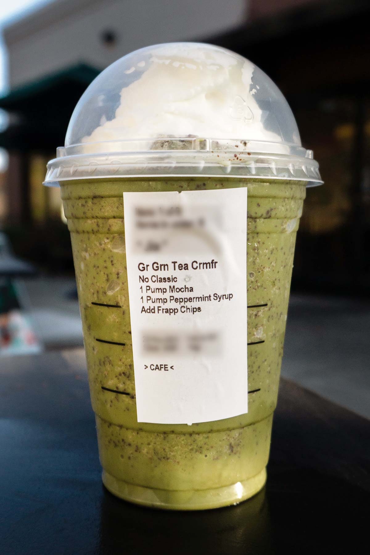 Thin Mint Frappuccino in een grande cup met ingrediënten op het etiket.