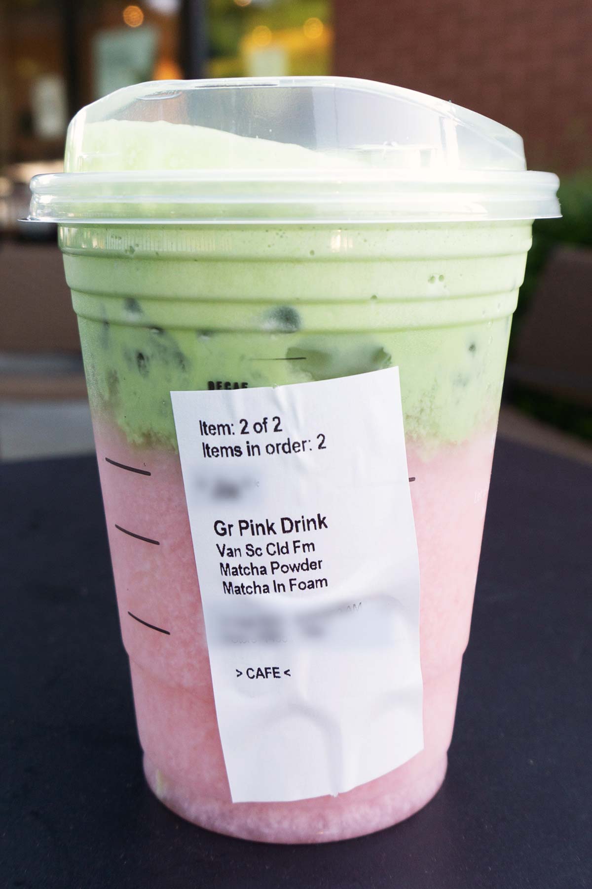 TikTok Matcha Pink Drink in een Starbucks-beker met bestelsticker.