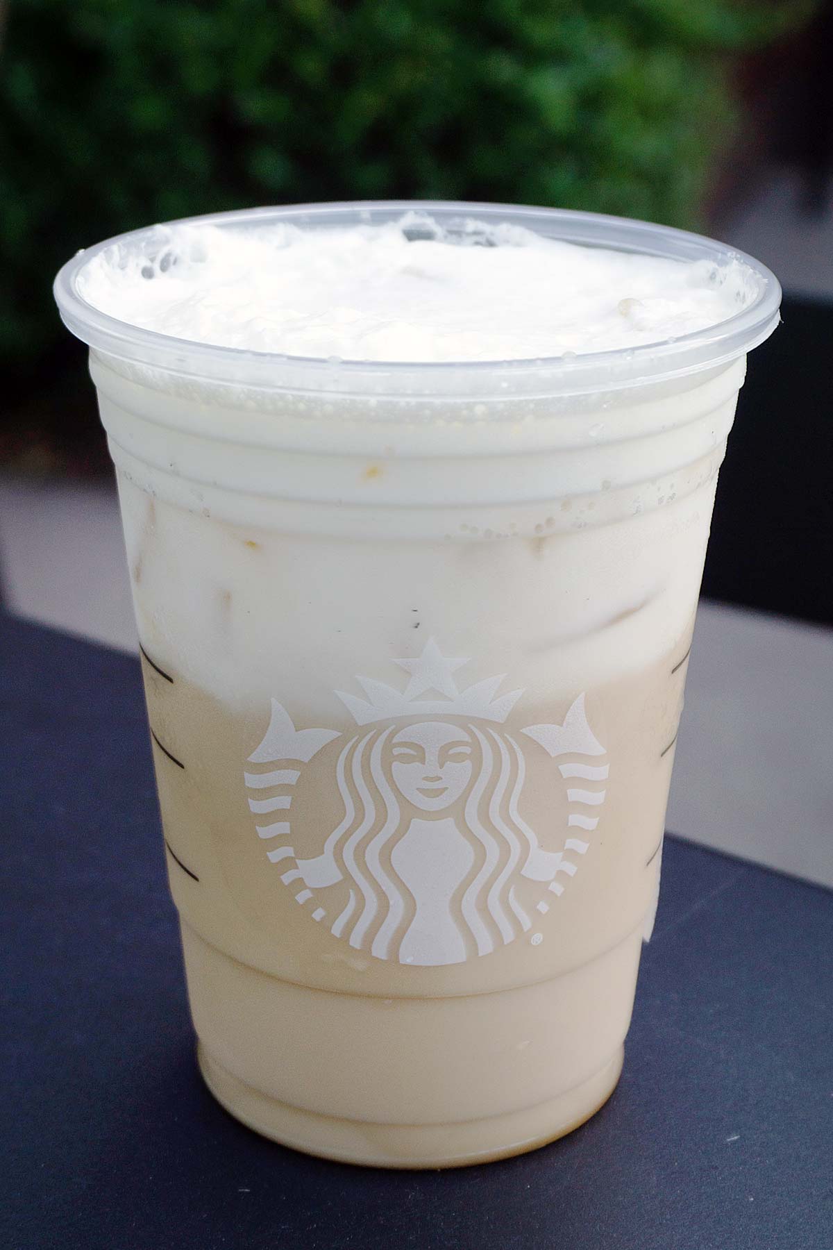 Een TikTok Iced Chai Latte drankje in een plastic Starbucks beker.