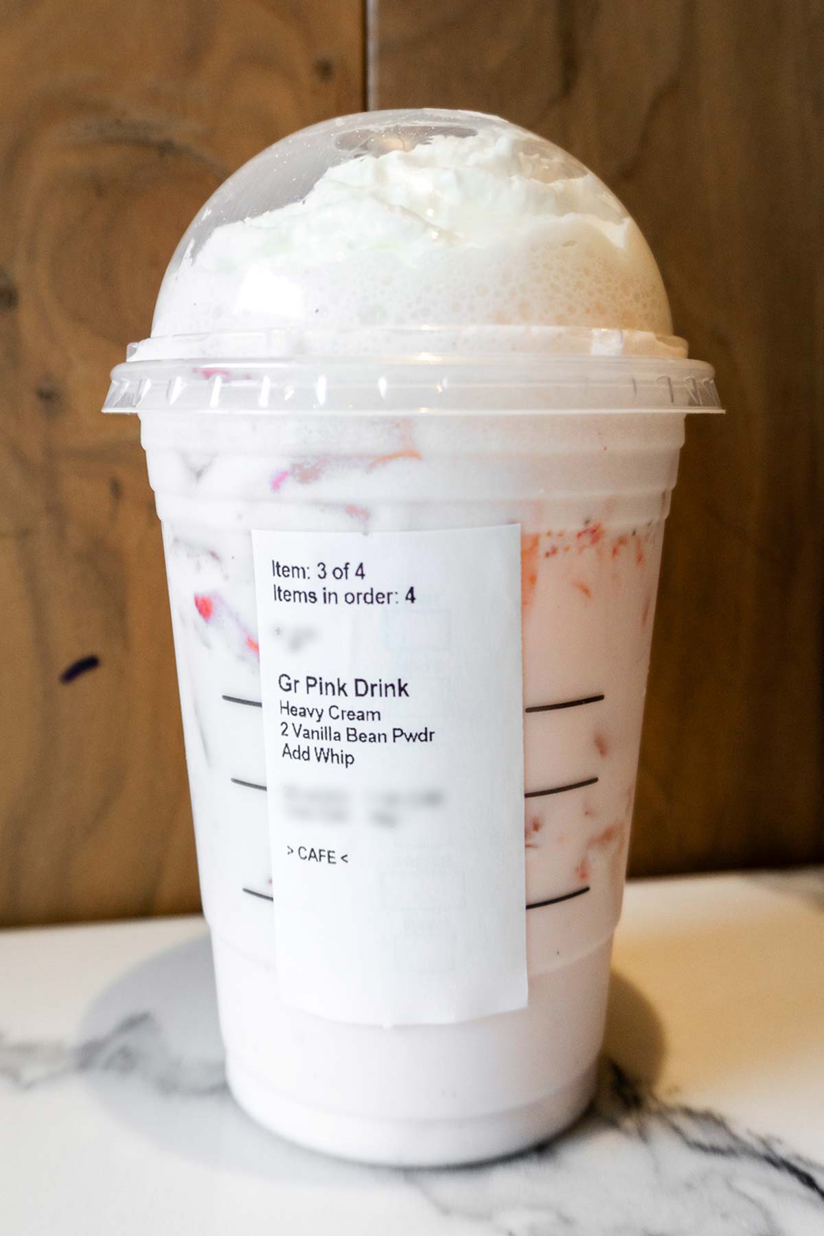 Starbucks TikTok Pink Drink met slagroom in een kopje.
