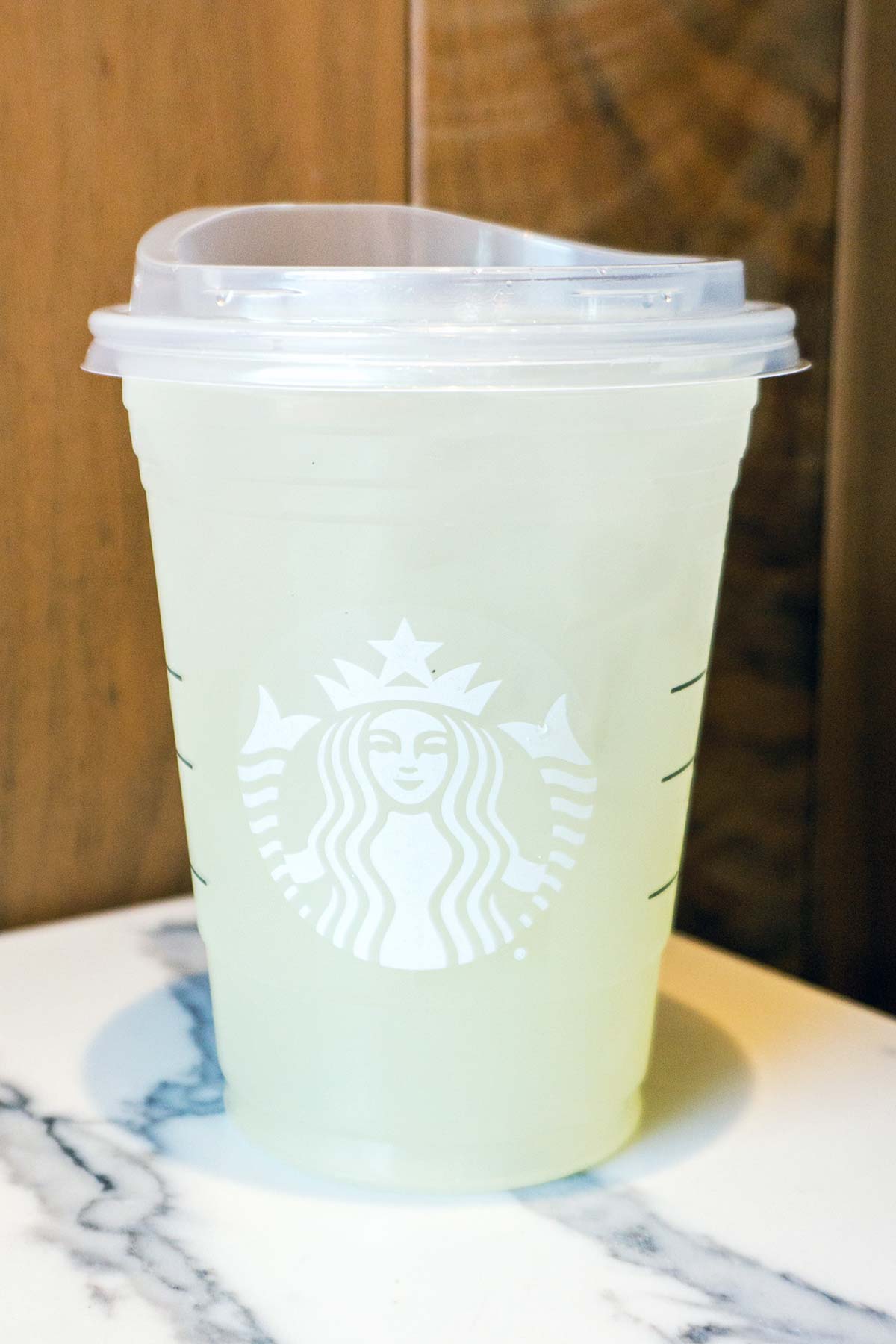 Starbucks Gummy Bear Drink in een kopje.