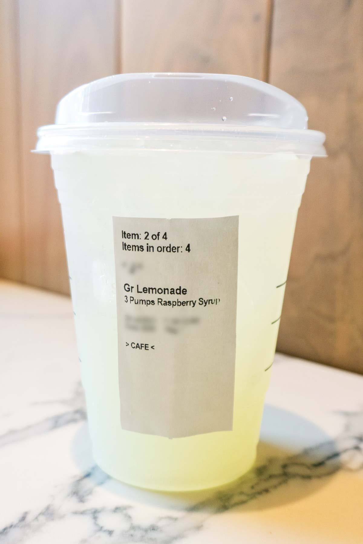 Starbucks Gummy Bear Drink in een kopje.