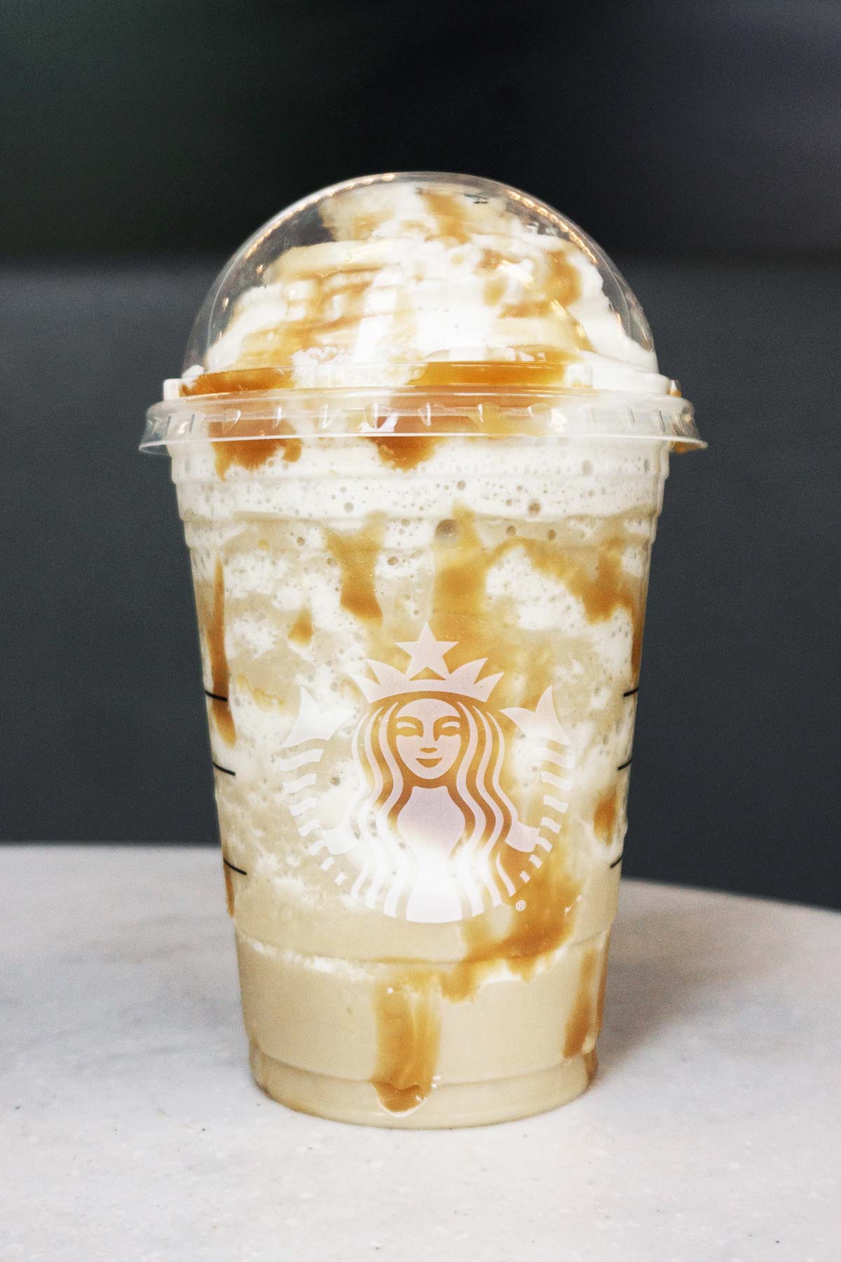 Starbucks Butterbeer Frappuccino in een plastic beker.