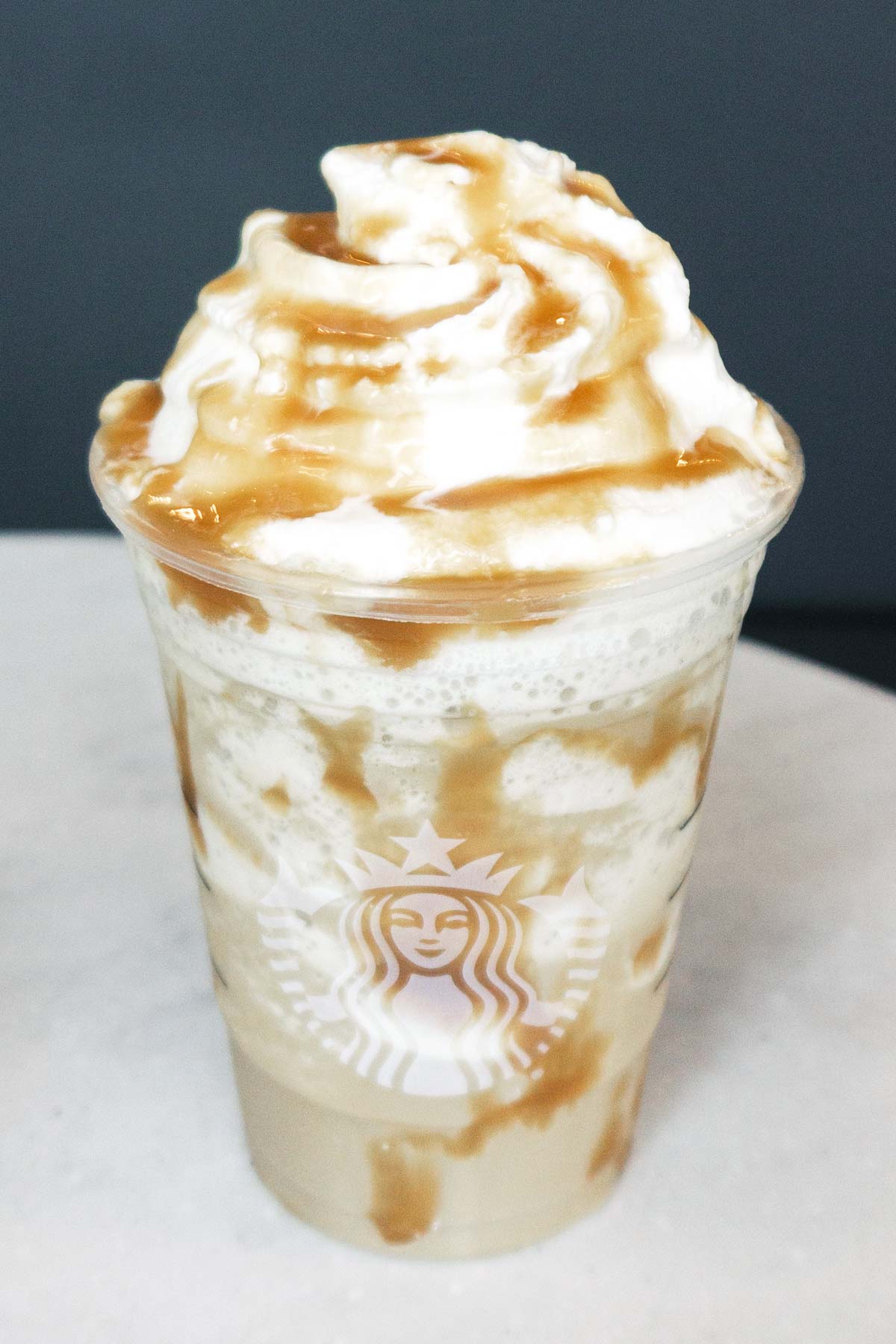 Starbucks Secret Menu Drink Butterbeer Frappuccino in een kopje met slagroom.