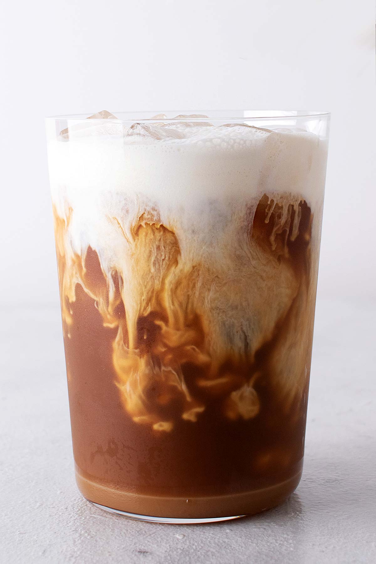 Starbucks Salted Caramel Cream Cold Brew copycat recept in een kopje met koudschuim.
