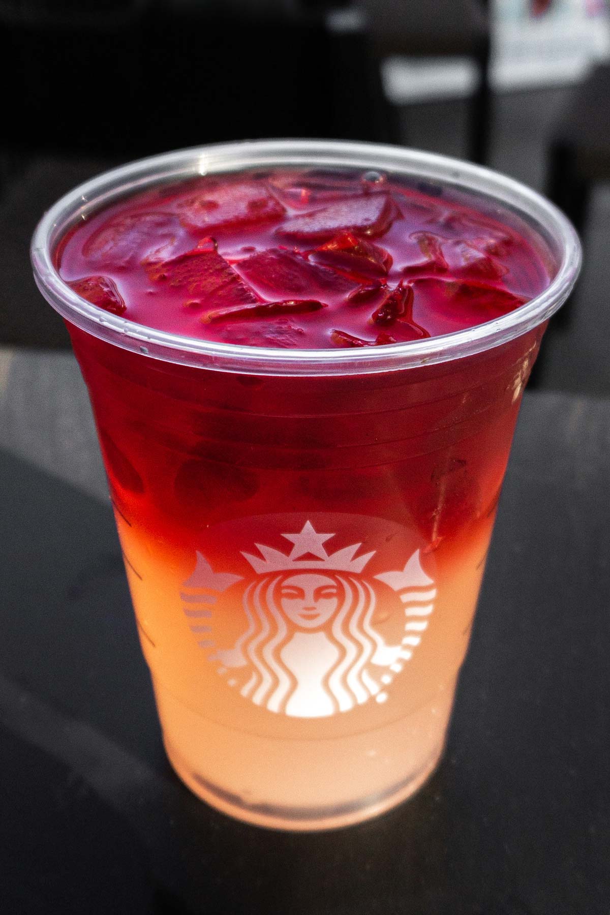 Groot kopje Starbucks ombre gekleurde limonade en ijsthee in een kopje met ijs.