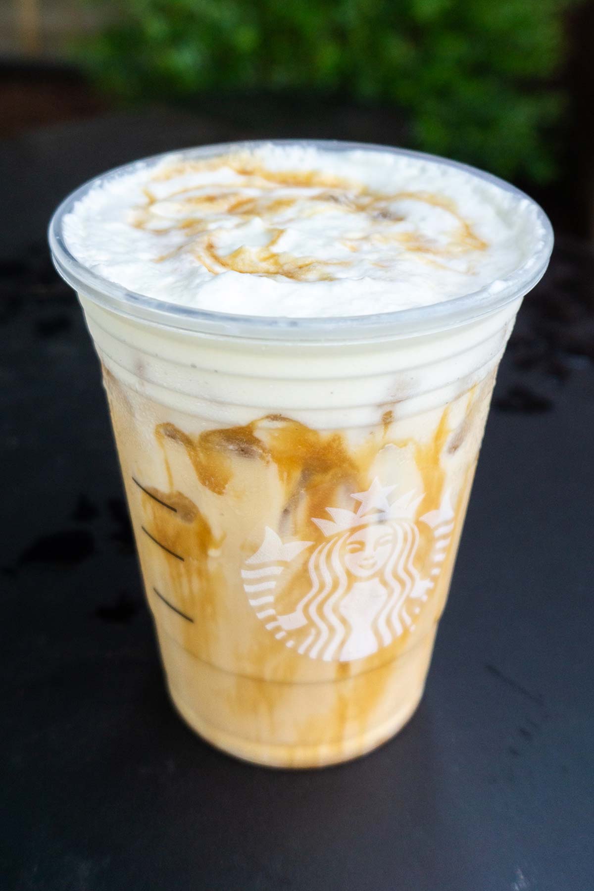 Starbucks Iced White Mocha met Sweet Cream Foam en extra caramel drizzle drankje.