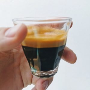 espresso koffie shot getrokken met verse bonen